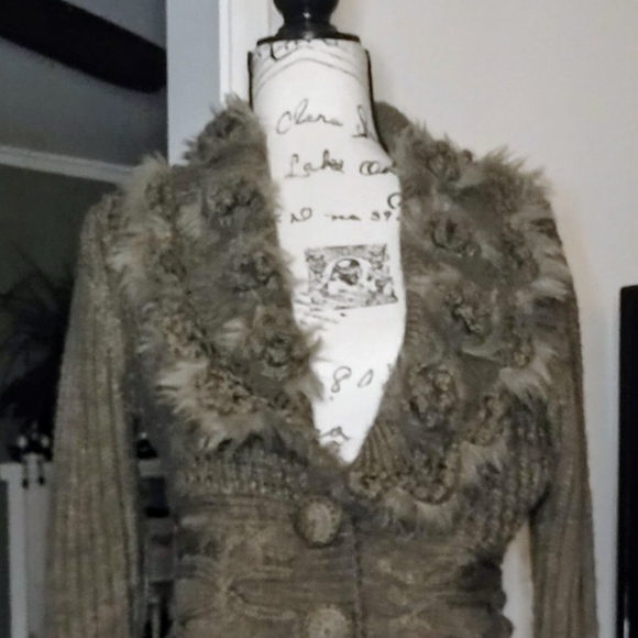 Cozy Bronzy/Beige Knit Sweater with Faux Fur Trim and Rosettes - Picture 6 of 7